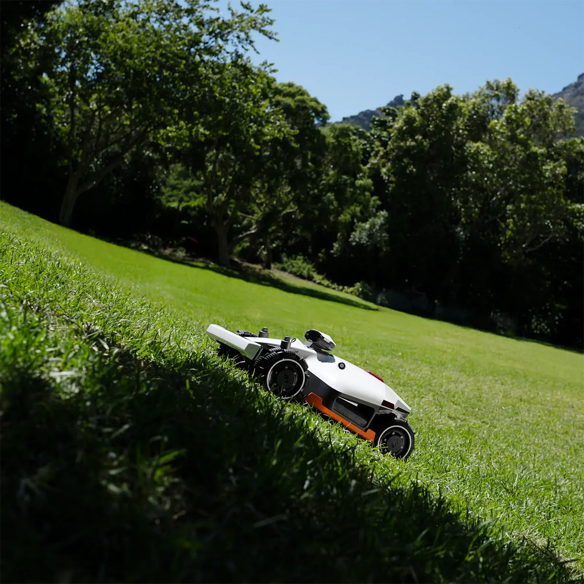 MAMMOTION LUBA 2 AWD 3000X: Perimeter Wire Free Robot Lawn Mower